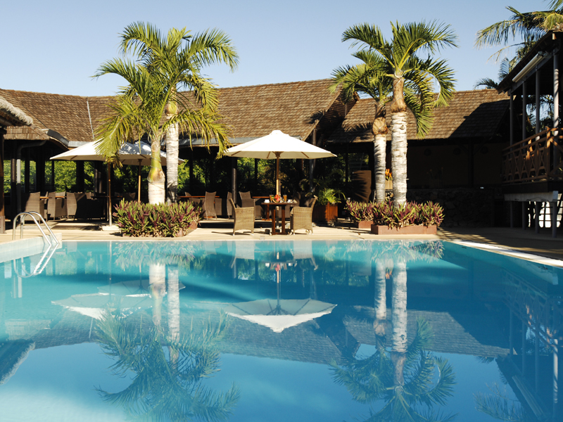 Piscine principale et vue sur le restaurant de l'Iloha