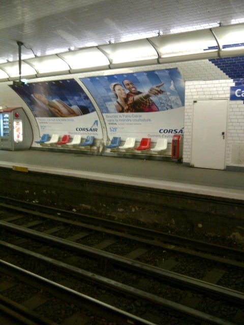 Pub Corsair dans une station de métro parisienne (c) Sophie Figenwald