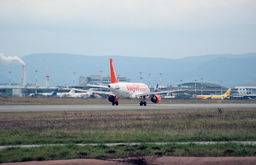 Airbus A320 easyJet sans sharklets au décollage © Sophie Figenwald