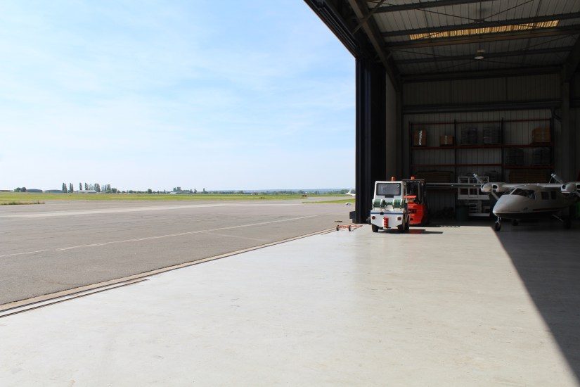 Hangar sur l'aérodrome de Pontoise-Cormeilles © Sophie Figenwald